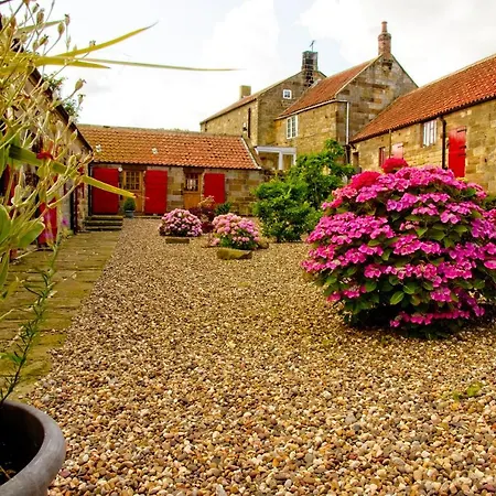 Spangle Cottage, Borrowby Farm Holiday home Staithes